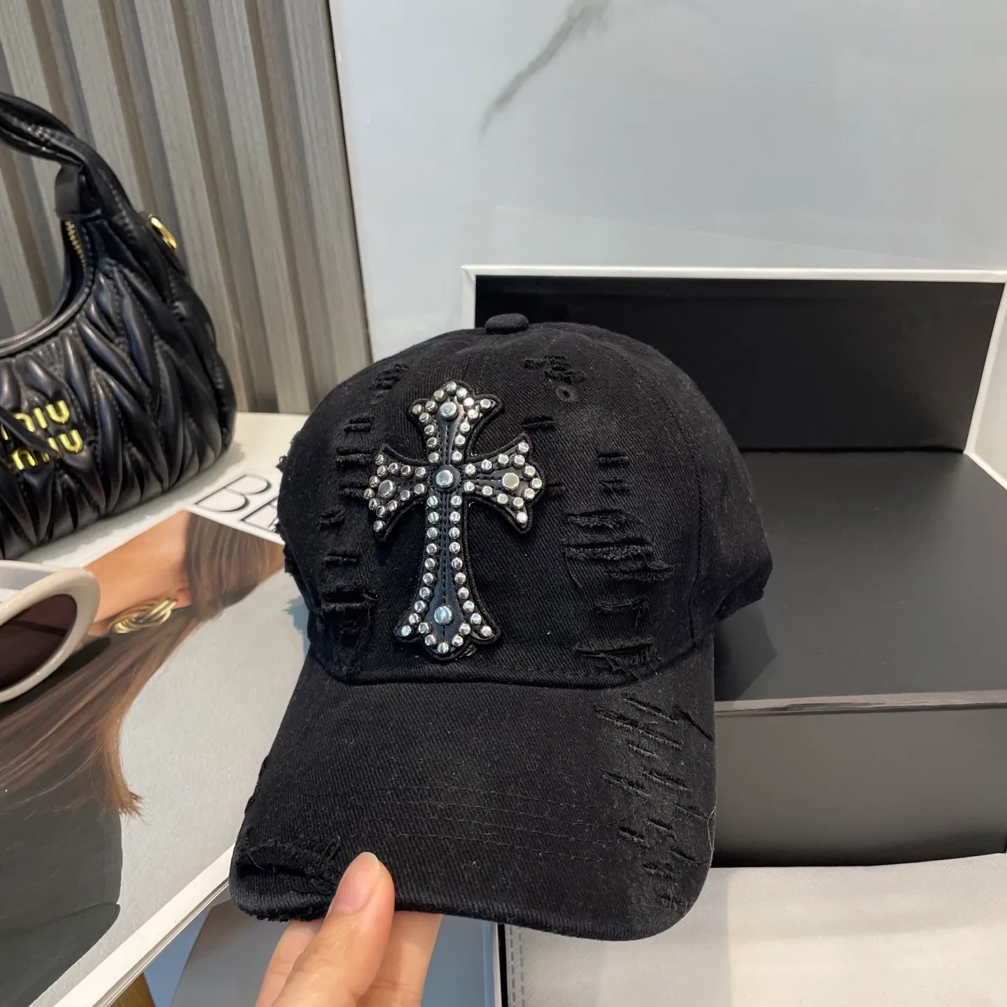 P66 Crow Heart 🆕🆕New baseball cap, stylish and classic cross logo, casual with a cool feeling, unisex style, same style for men and women! Very easy to match! Head circumference: 56-58cm is available